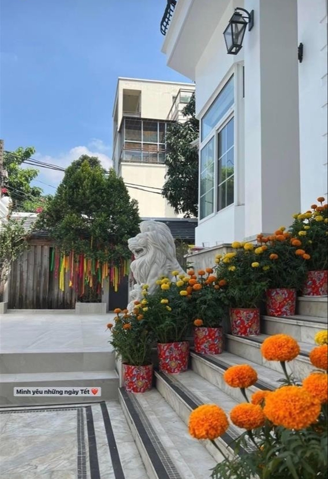 Hoa trang trí lễ Tết trước nhà