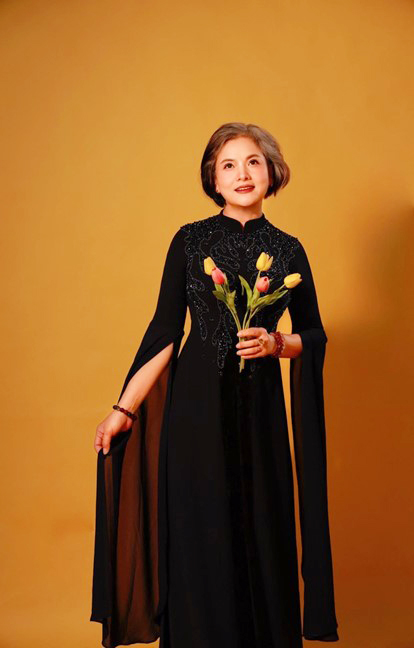 Phong cách năng động của NSND Thu Quế Phong cách năng động tuổi U60