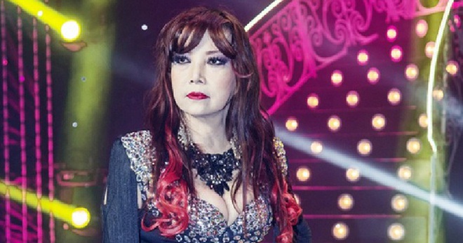 Danh ca Bảo Yến trên sân khấu