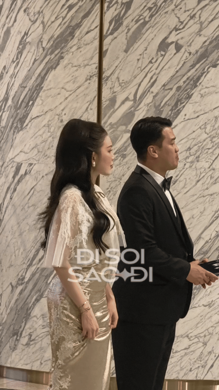 Phillip Nguyễn thể hiện tình cảm với Linh Rin