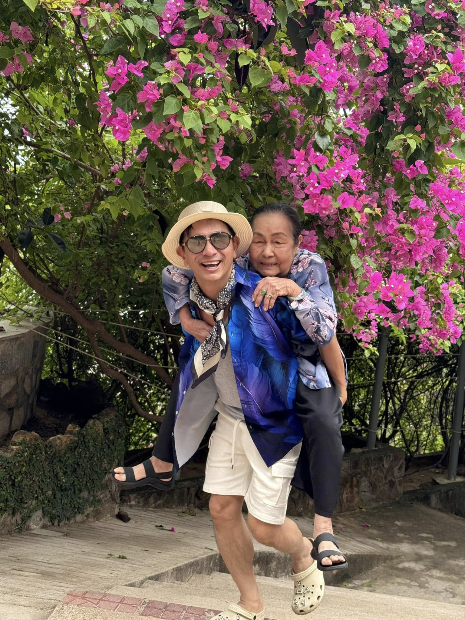 Nam nghệ sĩ là Giám đốc Nghệ thuật, 50 tuổi vẫn ở với mẹ: 'Cuộc đời mình đừng trông chờ người khác' - Ảnh 4. Đình Toàn sống cùng mẹ ở tuổi 50