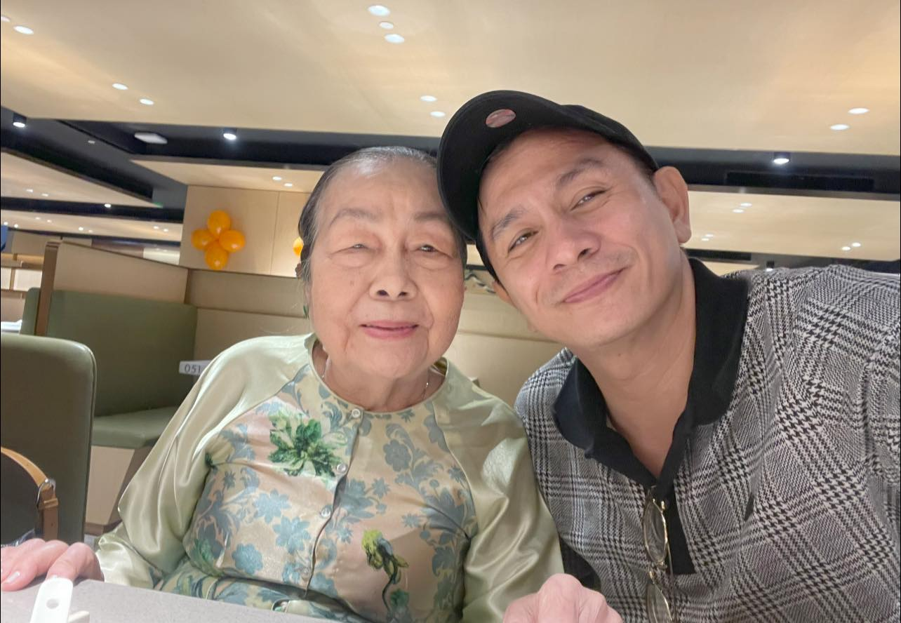 Nam nghệ sĩ là Giám đốc Nghệ thuật, 50 tuổi vẫn ở với mẹ: 'Cuộc đời mình đừng trông chờ người khác' - Ảnh 6. Nam nghệ sĩ đơn giản trong cuộc sống