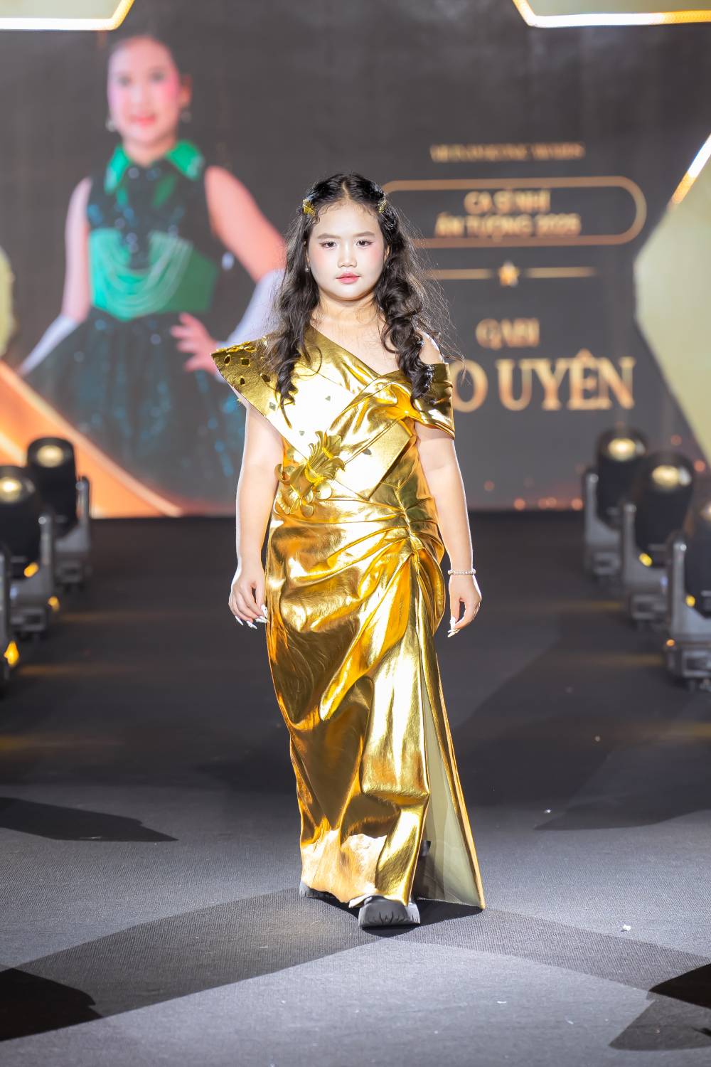 Gabi Bảo Uyên xuất hiện ấn tượng với đầm dạ hội vàng