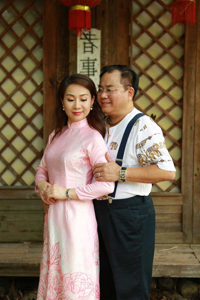 Nhan sắc vợ kém 13 tuổi của nam Đại tá là NSND, nguyên Giám đốc Nhà hát Chèo Quân đội - Ảnh 2. Nghệ sĩ Lâm Thanh hạnh phúc viên mãn bên chồng