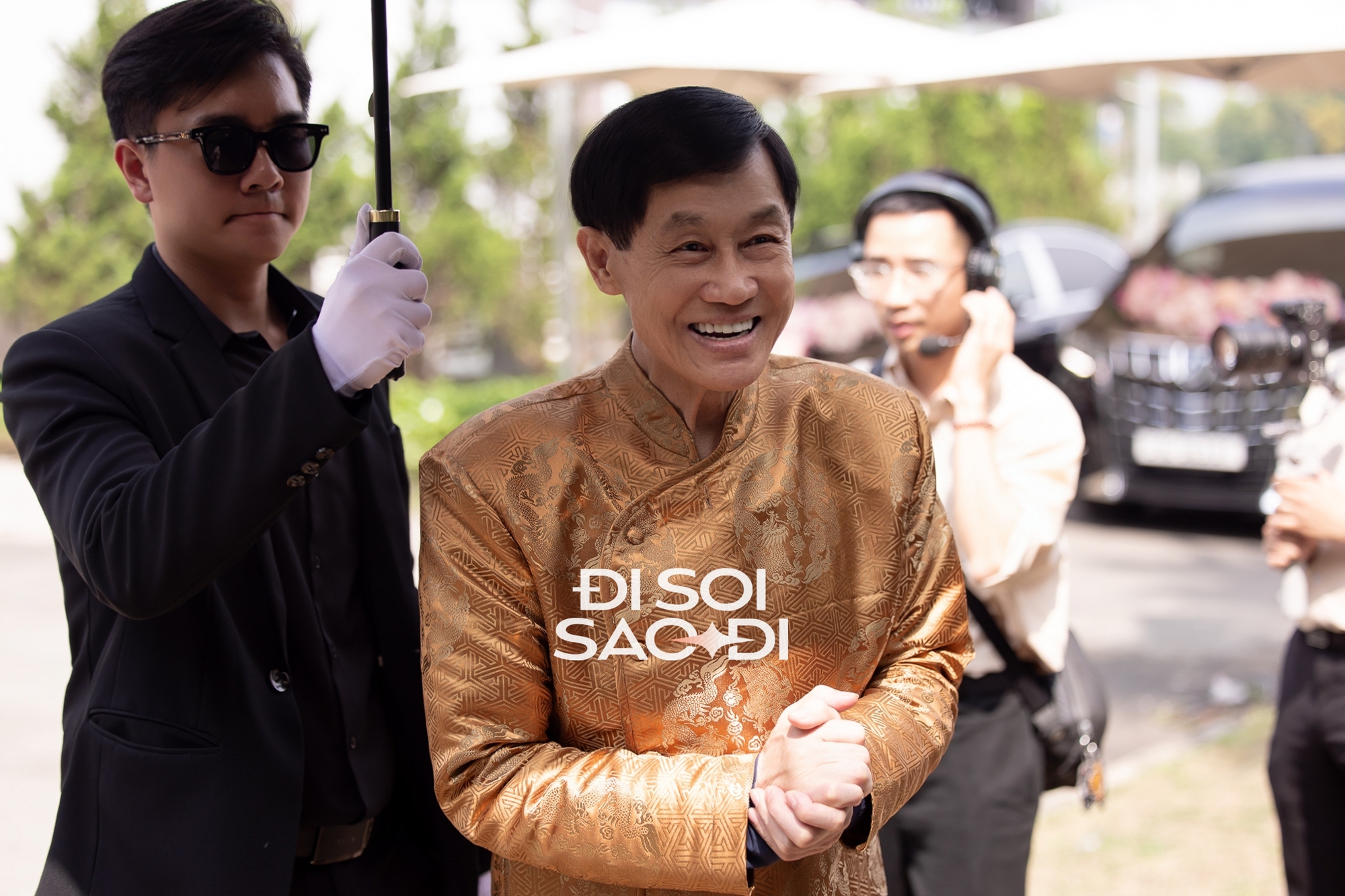 Tỷ phú Johnathan Hạnh Nguyễn đón khách Ông Johnathan Hạnh Nguyễn chào hỏi khách mời