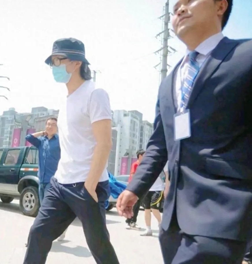 Châu Tinh Trì trong trang phục đơn giản Châu Tinh Trì trong trang phục đơn giản