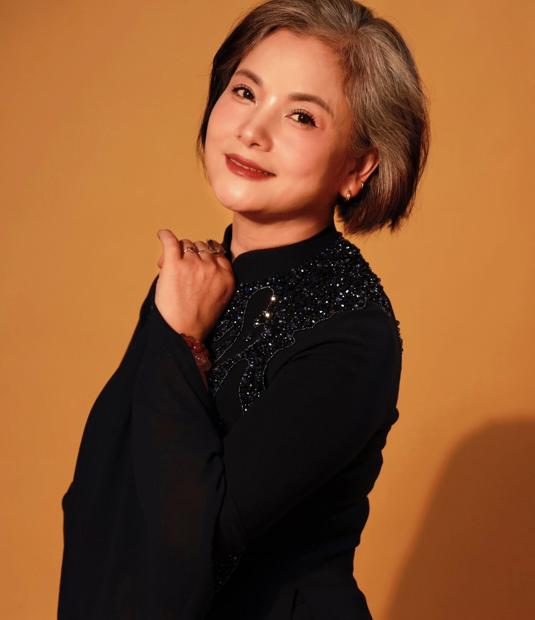 Mái tóc bạc tự nhiên của NSND Thu Quế Mái tóc bạc tự nhiên