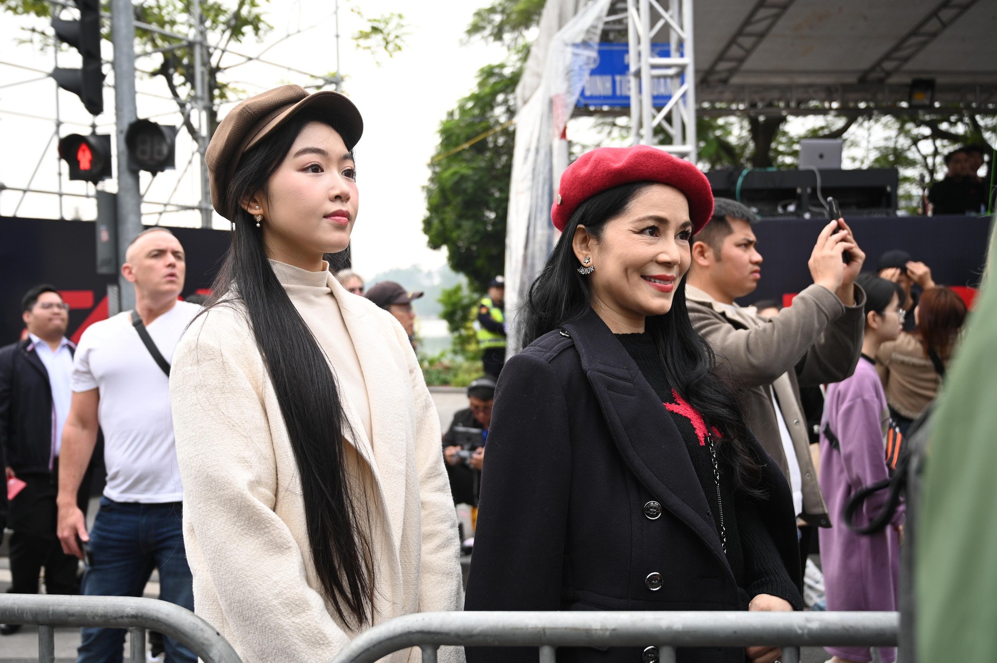 MC Quyền Linh sao thế này?- Ảnh 3. Gia đình MC Quyền Linh ủng hộ anh trên sân khấu