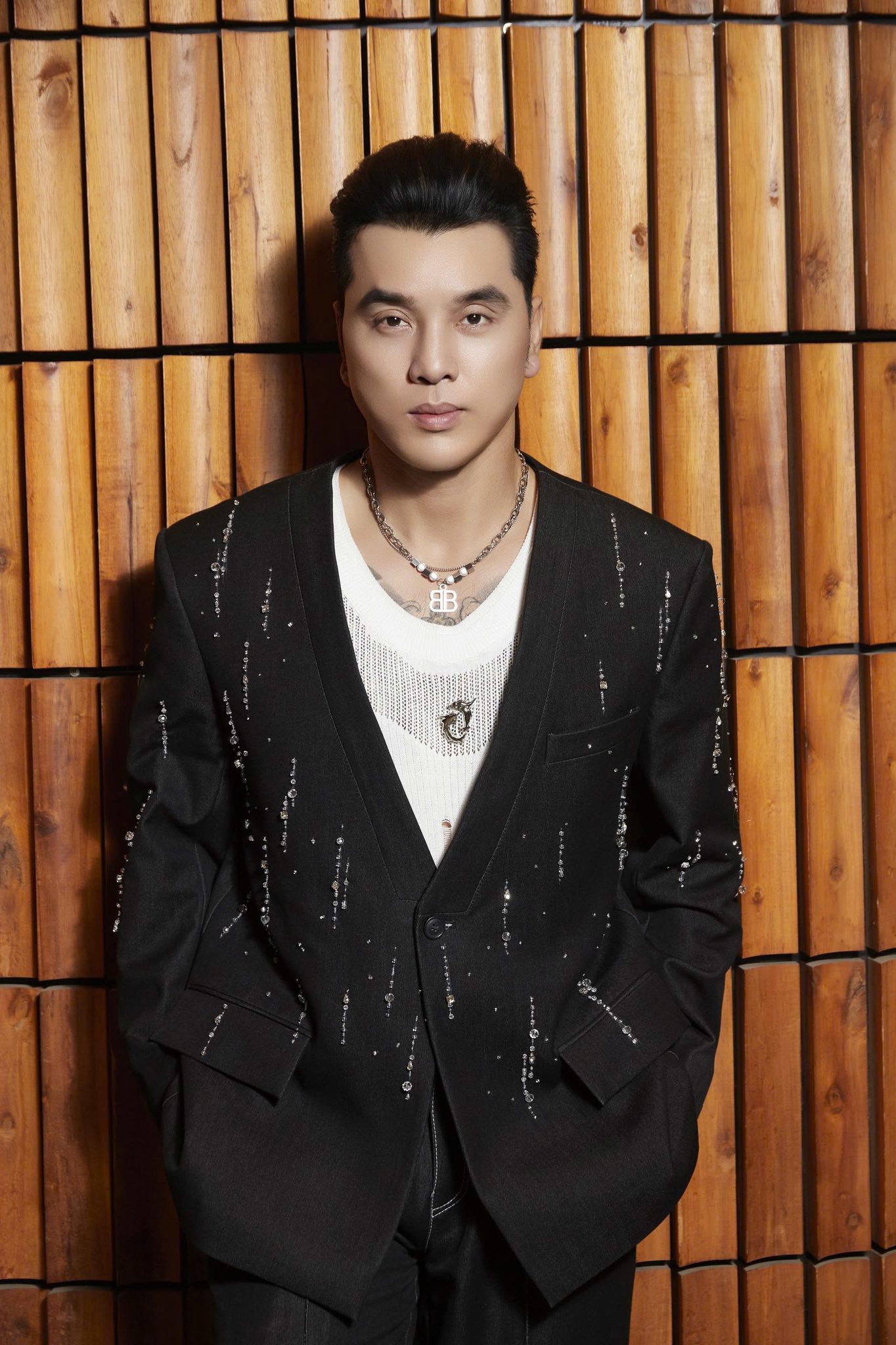 Ưng Hoàng Phúc trong tâm bão dư luận