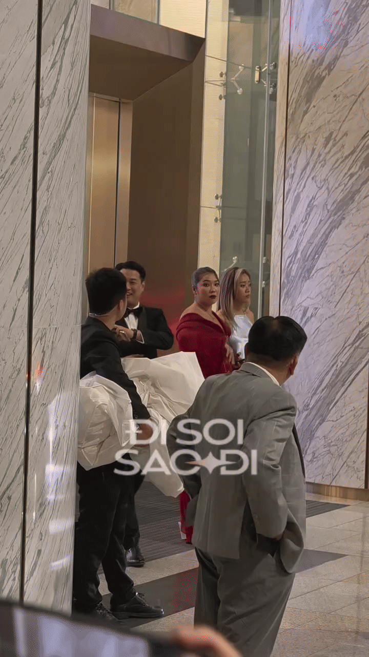 Phillip Nguyễn nắm tay Linh Rin tại tiệc cưới