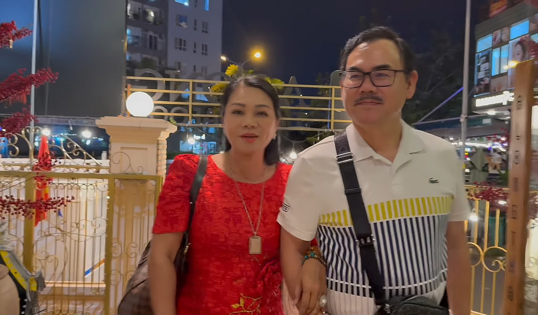 Ngọc Huyền và chồng tình cảm Ngọc Huyền khoác tay chồng trong nhà hàng