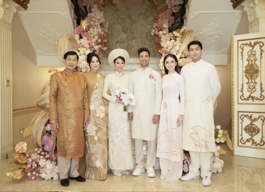 Marie Trâm Anh bên gia đình tỷ phú