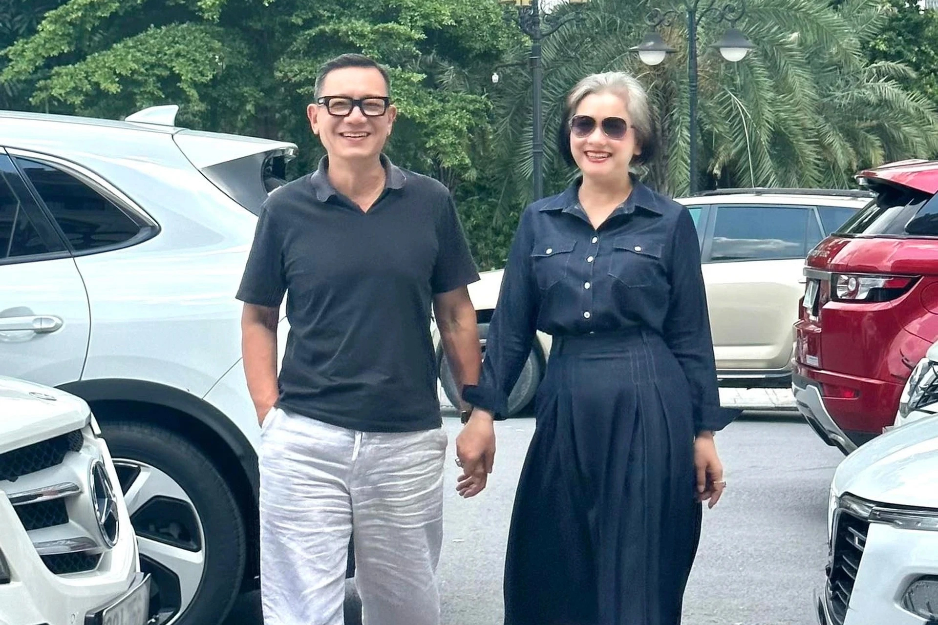 NSND Thu Quế bên ông xã NSƯT Phạm Cường NSND Thu Quế cùng chồng nắm tay nhau cười rạng rỡ