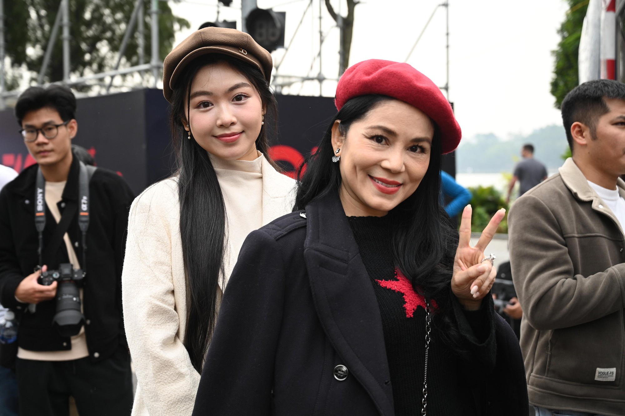 MC Quyền Linh sao thế này?- Ảnh 4. Gia đình cổ vũ MC Quyền Linh