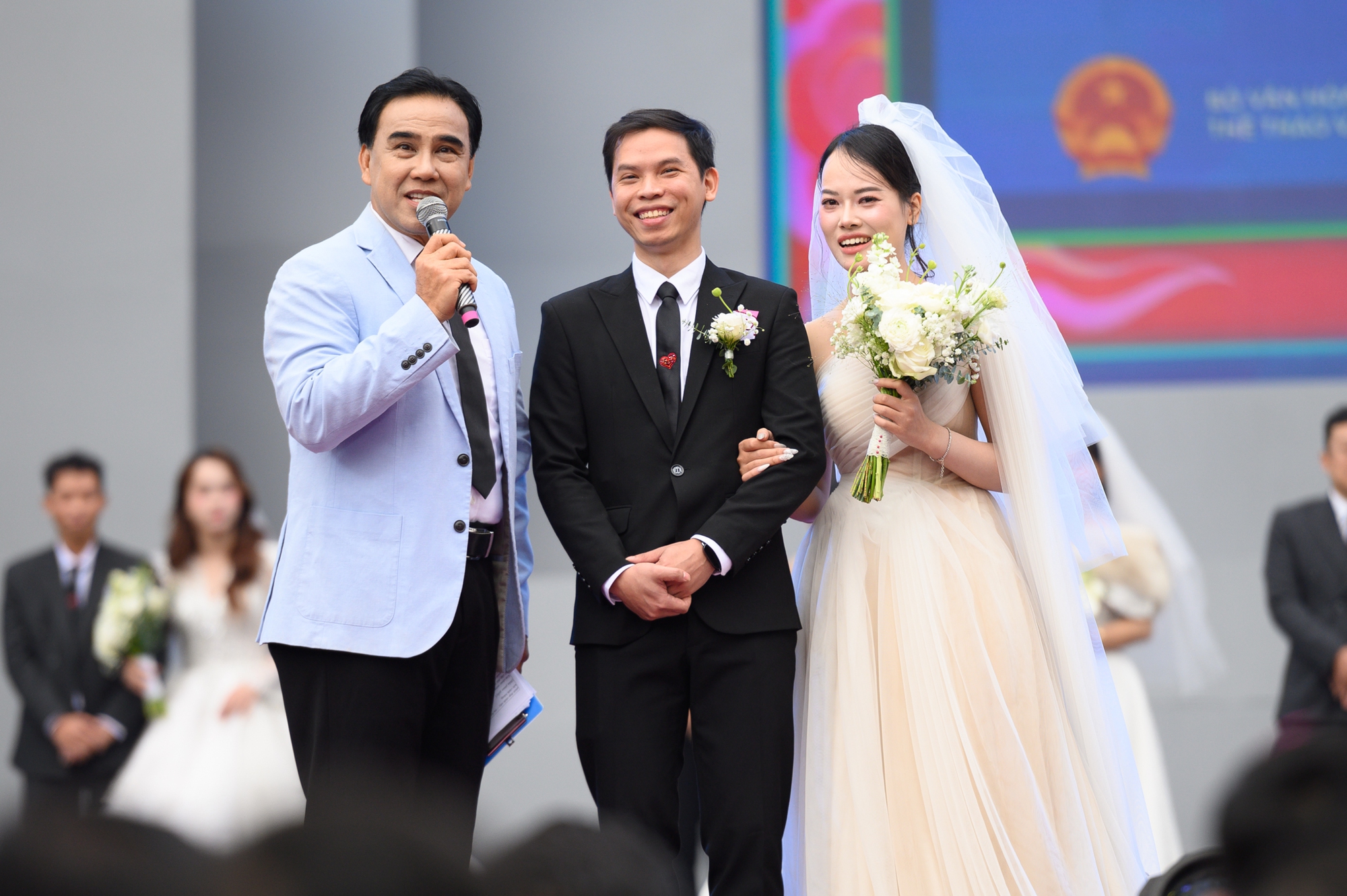 MC Quyền Linh sao thế này?- Ảnh 1. MC Quyền Linh tại lễ cưới tập thể