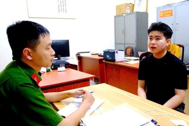 Diễn viên Nguyễn Lâm Thái tại cơ quan công an Diễn viên Nguyễn Lâm Thái tại cơ quan công an