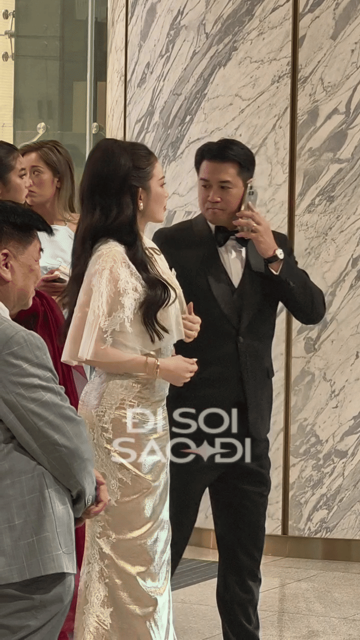 Nam doanh nhân chủ động nắm tay Linh Rin