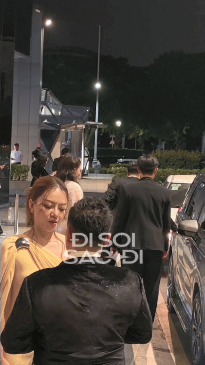 Phillip Nguyễn mở cửa xe cho Linh Rin