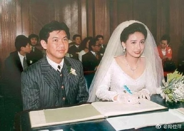 Ngô Uyển Phương kết hôn với thiếu gia Hồ Gia Hoa năm 1993