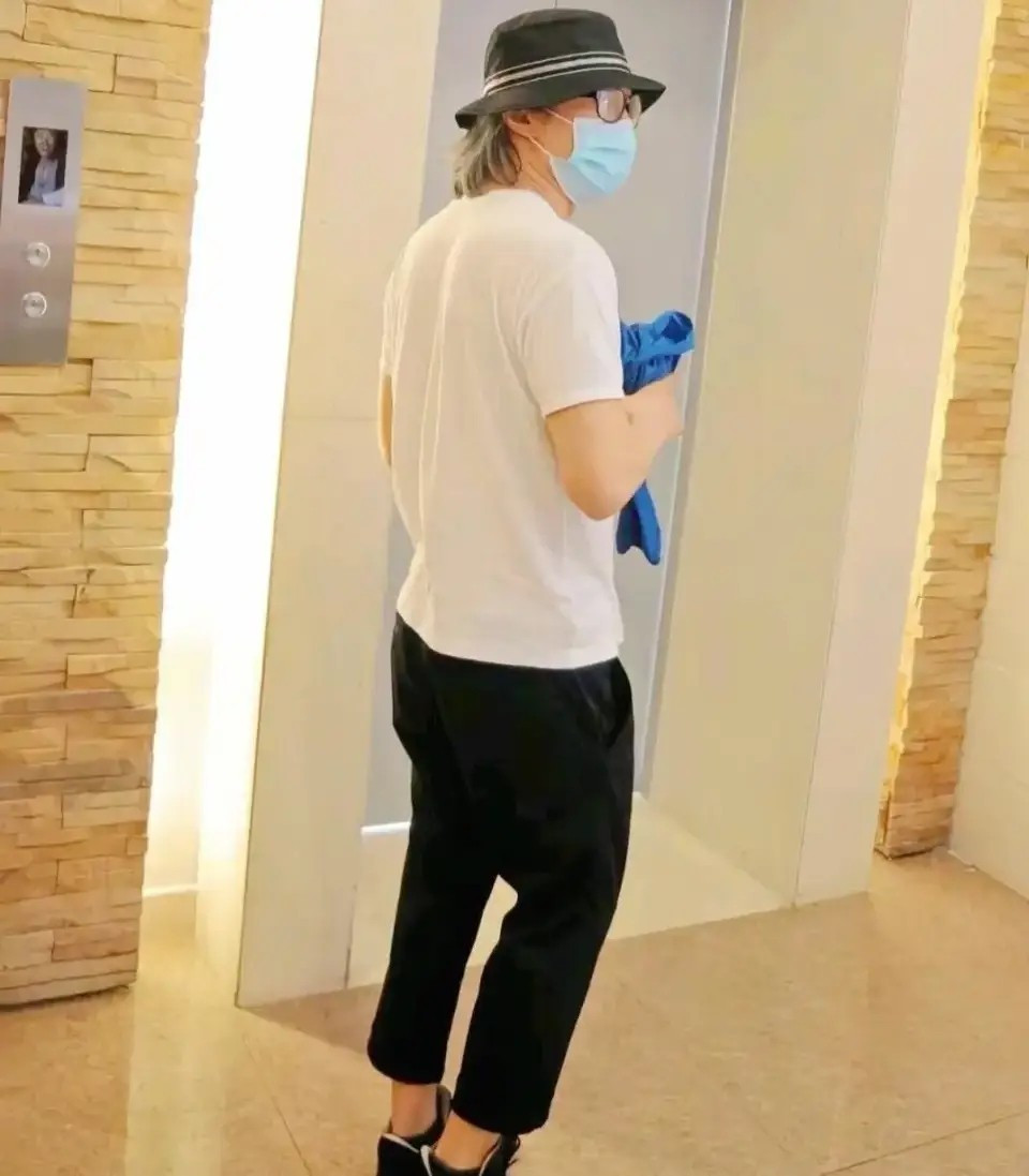 Châu Tinh Trì mặc áo trắng giản dị Châu Tinh Trì mặc áo trắng giản dị