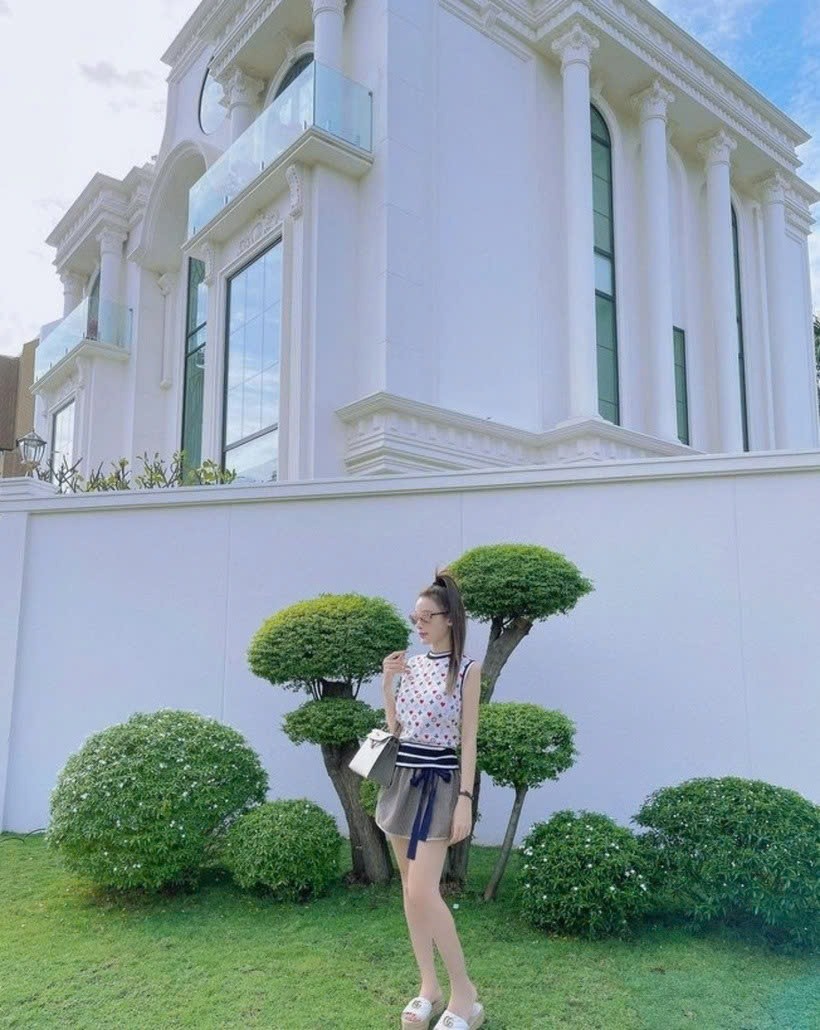 Sân vườn rộng rãi trong biệt thự