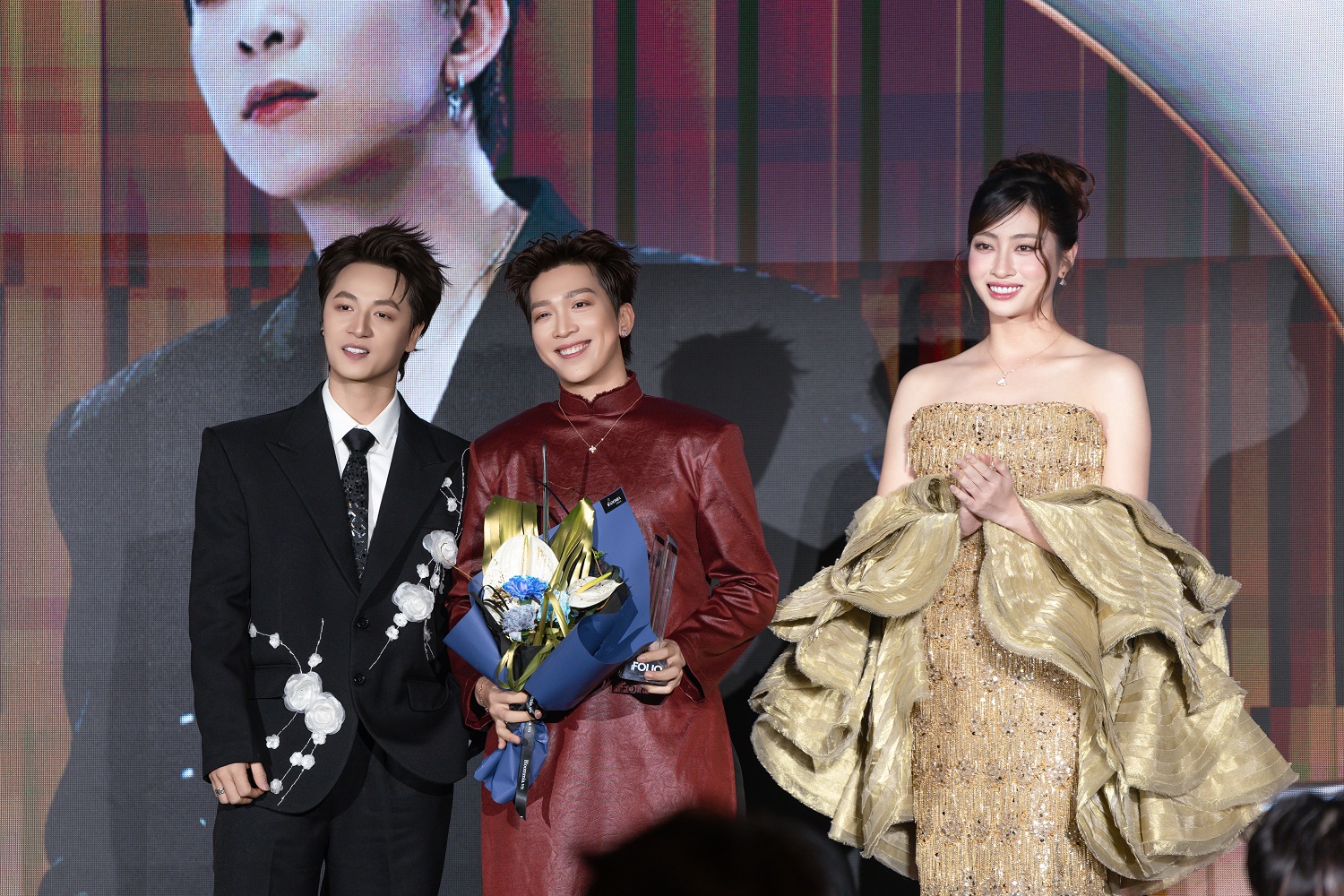 Tăng Phúc bên chiếc cúp giải thưởng cá nhân đầu tiên trong sự nghiệp