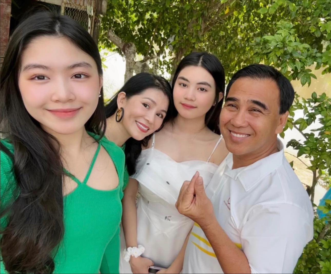 MC Quyền Linh sao thế này?- Ảnh 5. Cuộc sống viên mãn của MC Quyền Linh