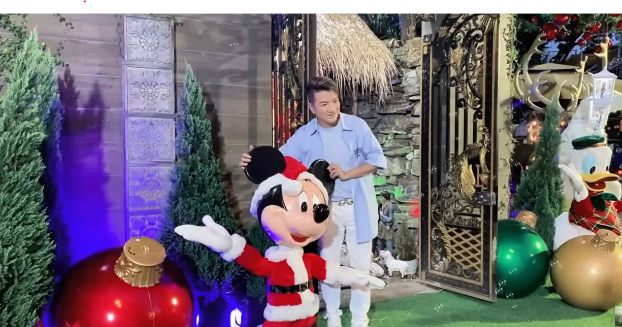 Đàm Vĩnh Hưng làm điều cuối cùng ở biệt thự vừa bán, được chủ cho ở nhờ đến hết Tết Nguyên đán- Ảnh 8. Đàm Vĩnh Hưng chụp ảnh cùng fan trong dịp Noel